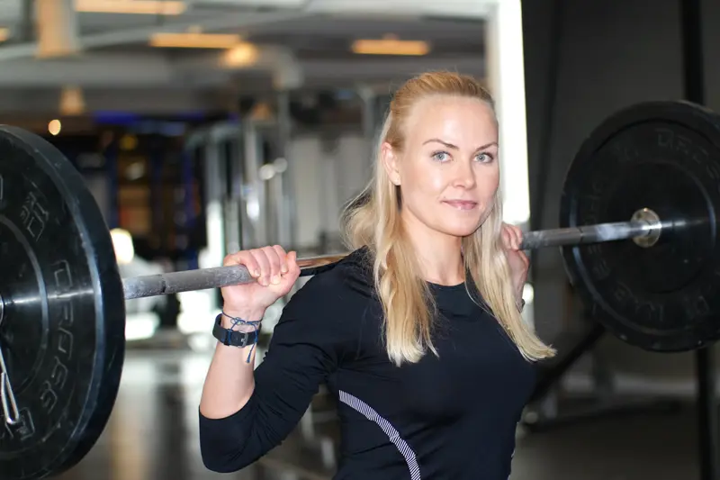 Foto av en kvinne som løfter en vektstang