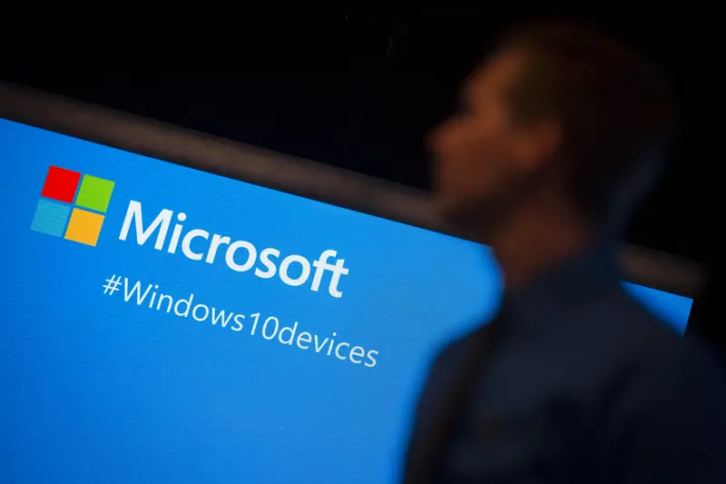 Mann foran skjerm med Microsoft