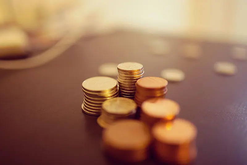 Stabler med mynter på et bord